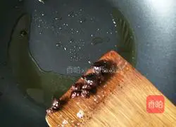 Illustration of making dumpling skin version of oily noodles 11