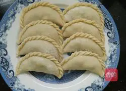 Illustration of how to make three fresh dumplings 6