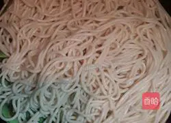 Illustration of how to make lentil braised noodles 4