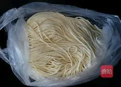 Illustration of how to make spicy noodles 1