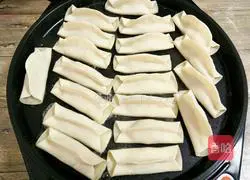 Illustration of how to make pot sticker dumplings 11