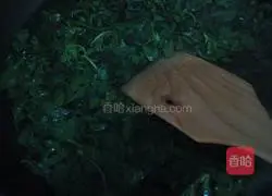 Illustration of how to make shepherd’s purse and meat wontons 2