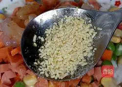 Illustration of how to make six-color rice baked with small sun melon 7