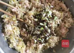 Illustration of how to make Chinese cabbage and sauerkraut dumplings 2