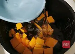 Illustration of how to make peach gum, millet and pumpkin soup 9