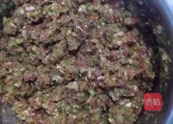 Illustration of how to make pork and celery dumpling stuffing 4