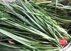 Illustration of how to make leek and egg stuffed dumplings 1