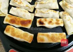 Illustration of how to make pot sticker dumplings 12