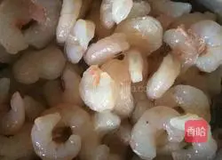 Illustration of how to make shrimp, leek and egg dumpling stuffing 3