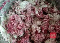 Illustration of how to make iron-supplemented beet noodles for babies 2