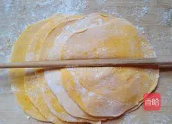 Illustration of how to make pumpkin rose rolls 9