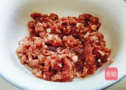 Illustration of how to make mustard pork wontons 1