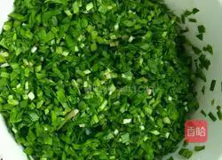 Illustration of how to make shrimp, leek and egg dumpling filling 2