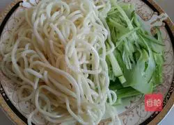Illustration of how to make cold cucumber noodles 1