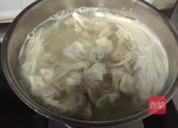 Illustration of how to make wonton noodles with vegetables and sausage 3