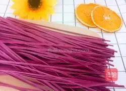 Illustration of how to make iron-supplemented beet noodles for babies 6