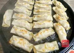 Illustration of how to make pot sticker dumplings 13