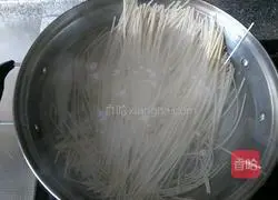 Illustration of how to make poached egg noodles 1