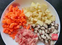 Illustration of how to make braised rice with mushrooms, potatoes and carrots 1