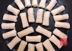 Illustration of how to make mini custard spring rolls 7