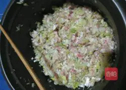 Illustration of how to make cabbage and pork dumplings 4