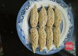 Illustration of how to make three fresh dumplings 8