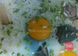 Illustration of how to make claypot rice with pond lice and eggs 6