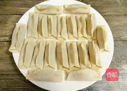 Illustration of how to make pot sticker dumplings 10
