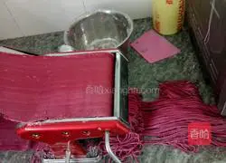 Illustration of how to make iron-supplemented beet noodles for babies 4