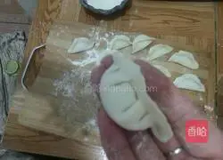 Illustration of making dumplings stuffed with Chinese cabbage stuffing 11