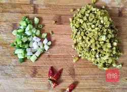 Illustration of how to make sour beans and minced meat with oil and dry noodles 4