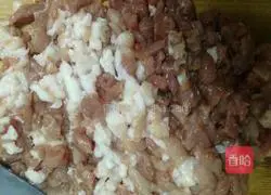 Illustration of how to make celery and pork buns 4