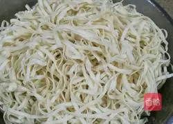 Illustration of how to make steamed beans and noodles 5