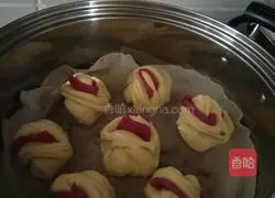 Illustration of how to make vegetable juice flower rolls 8