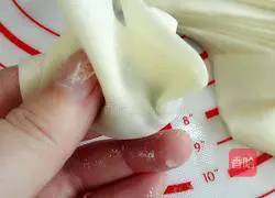 Illustration of how to make small wontons stuffed with pork and coriander 10