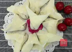 Illustration of how to make small wontons stuffed with pork and coriander 13