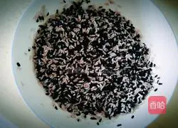 Illustration of how to make black rice balls 2