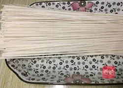 Illustration of how to make fragrant noodles 1