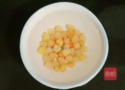 Illustration of how to make scallops, minced meat and vegetable porridge 1