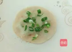 Illustration of how to make dumpling skin scallion pancakes 6