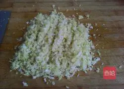 Illustration of how to make Chinese cabbage vegetarian dumplings 4