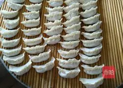 Illustration of making dumplings stuffed with pork and cabbage 10