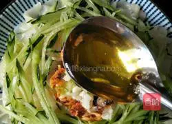 Illustration of how to make dumpling skin version with oily noodles 12