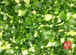 Illustration of how to make shrimp, leek and egg dumpling stuffing 5