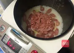 Illustration of how to make sausage and minced meat baked rice 3