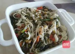 Illustration of how to make bacon and pickled cabbage noodles 15