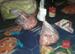 Illustration of how to make cabbage and pork dumplings 1