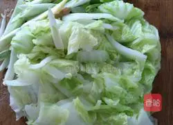 Illustration of how to make dumplings stuffed with pork and cabbage 4