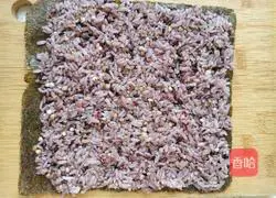 Illustration of how to make multigrain rice sushi rolls 8