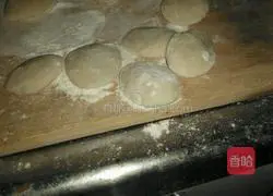 Illustration of how to make cabbage and pork dumplings 7